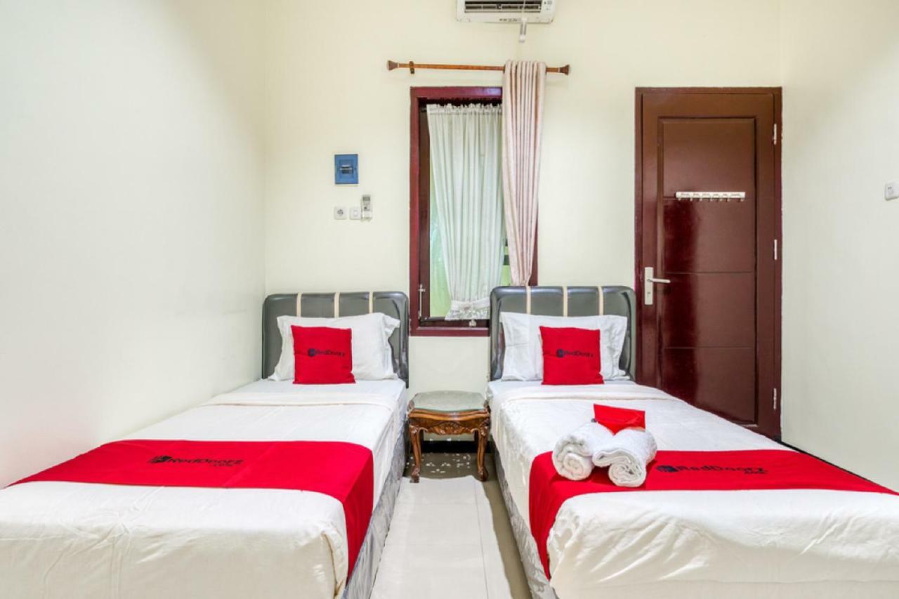 Hotel Reddoorz Syariah @ Ketintang Surabaya Exterior foto